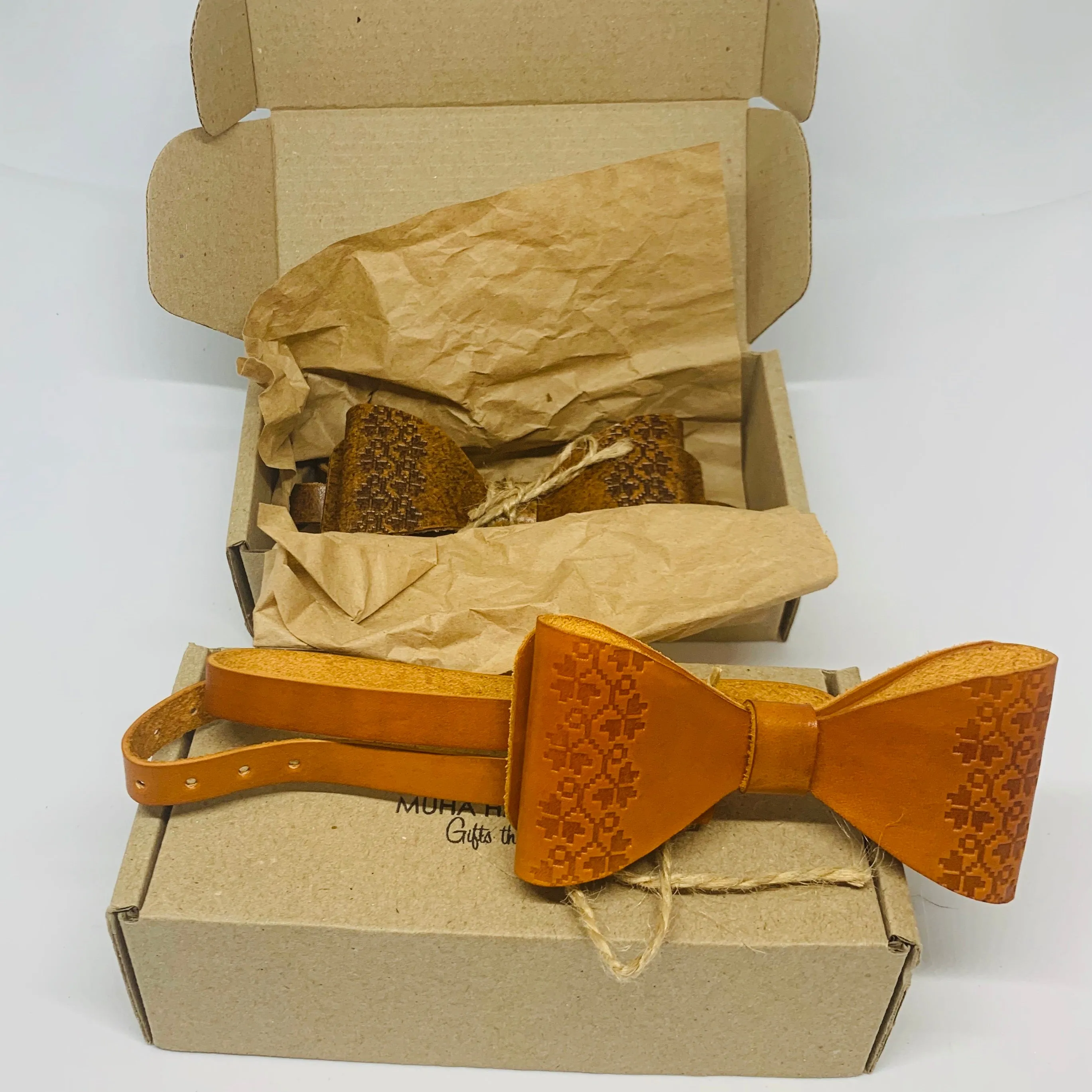 LEATHER BOW TIE / BROWN