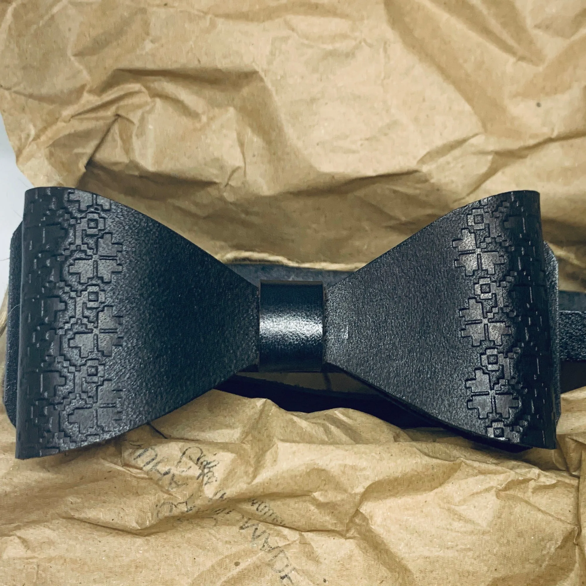 LEATHER BOW TIE / BROWN