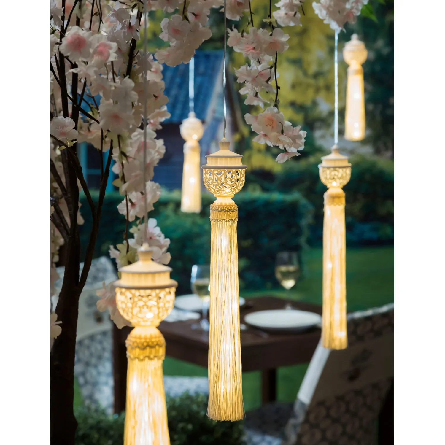 Lighted Tassel, Ivory,45t344bl