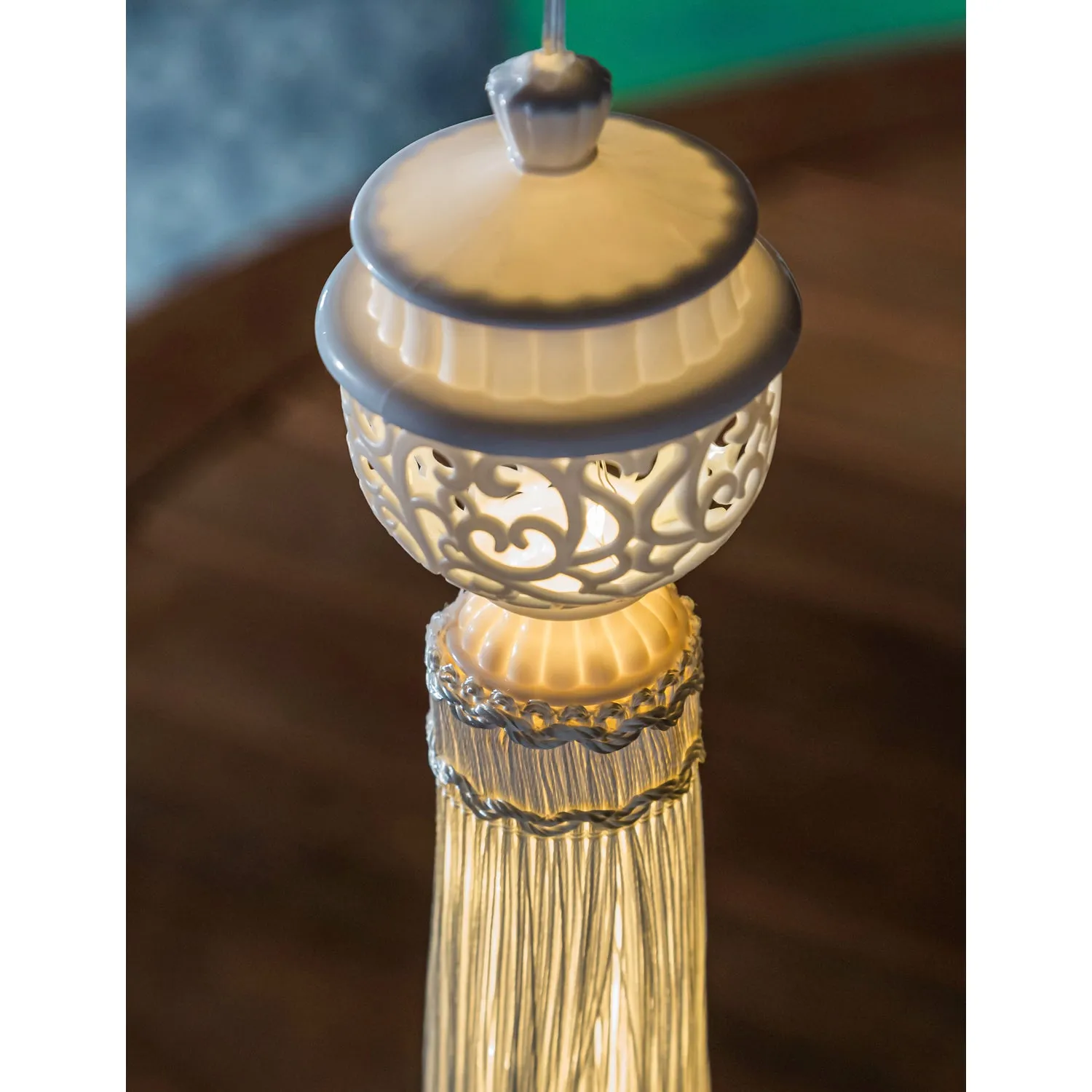 Lighted Tassel, Ivory,45t344bl