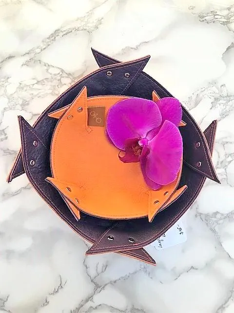 Reversible leather bowl